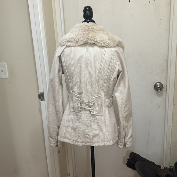 1️⃣3️⃣0️⃣ like new Guess white leather jacket - Picture 3 of 4
